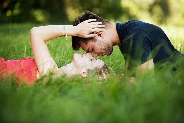 Couple amoureux dans l'herbe